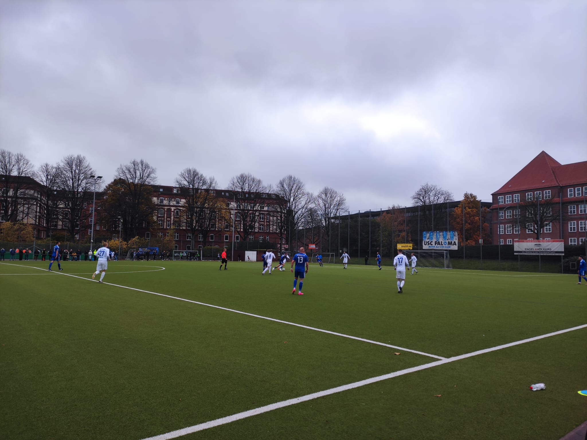 Graues Wetter und ein grauer Kick: das Spiel fühlte sich lange nach einem 0:0 an. (Foto: CKA/oberliga.info)