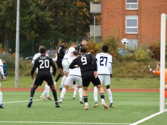 Der Düneberger SV schaut zu, wie Yannick Siemsen zum 3:1 für den ETSV trifft. (Foto: Lobeca/Pfaff)