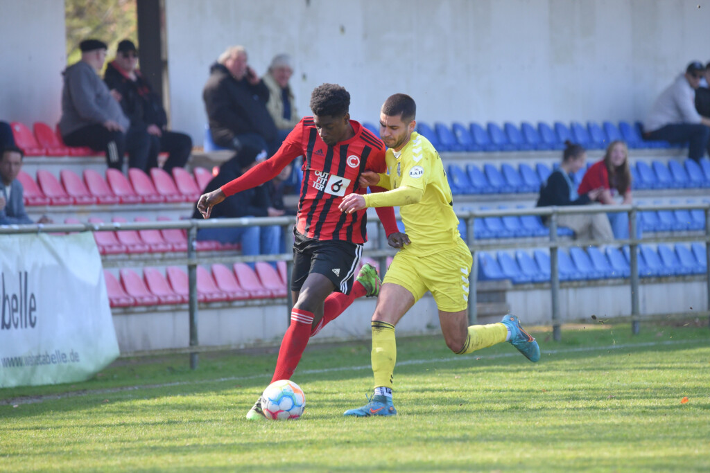 Erolind Krasniqi, hier in gelb fürTeutonia 05, heuert am Kiesbarg an. (Foto: Lobeca/Seidel)