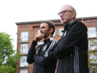 Jörg Schwarzer (im Bild rechts mit Co-Trainer Elbasan Latifaj) blickt positiv auf die ersten 20 Spiele der Saison und die Entwicklung seiner Mannschaft. (Foto: Lobeca/Rohlfs)