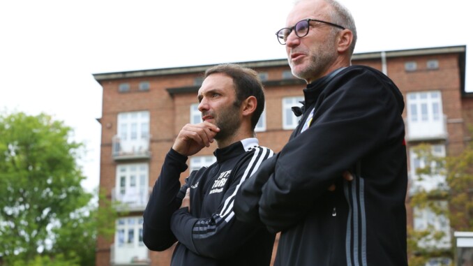 Jörg Schwarzer (im Bild rechts mit Co-Trainer Elbasan Latifaj) blickt positiv auf die ersten 20 Spiele der Saison und die Entwicklung seiner Mannschaft. (Foto: Lobeca/Rohlfs)