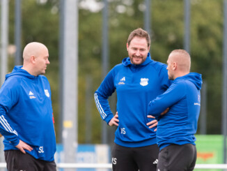 Martin Schwabe (Bild Mitte) hat Union Tornesch seine Zusage für die neue Spielzeit gegeben. (Foto: Lobeca/Seidel)