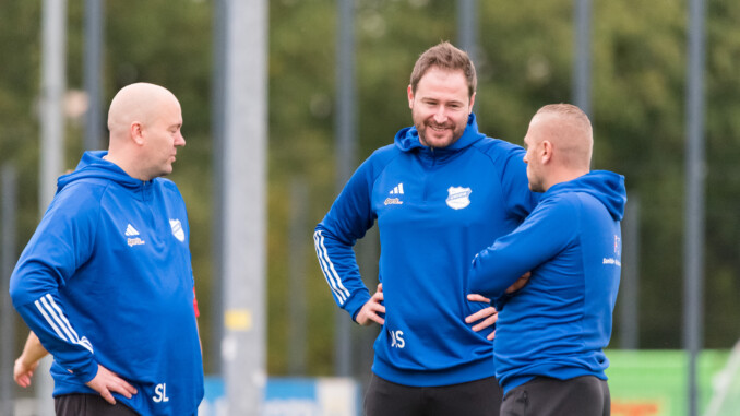 Martin Schwabe (Bild Mitte) hat Union Tornesch seine Zusage für die neue Spielzeit gegeben. (Foto: Lobeca/Seidel)