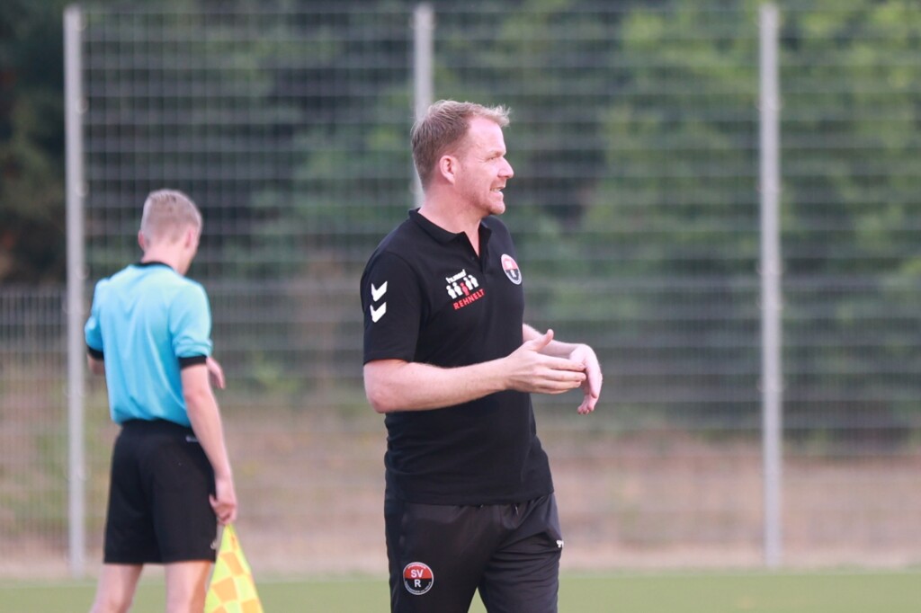 Nils Hachmann belegt mit dem SV Rugenbergen derzeit Platz 15 in der Oberliga Hamburg. Doch dieser Platz könnte am Ende für den Klassenerhalt nicht reichen. (Foto: Lobeca/Homburg)