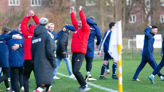 Explosion der Gefühle: der späte Treffer von Kerim Carolus lässt Thomas Seeliger jubeln (Foto: Lobeca/Rohlfs)