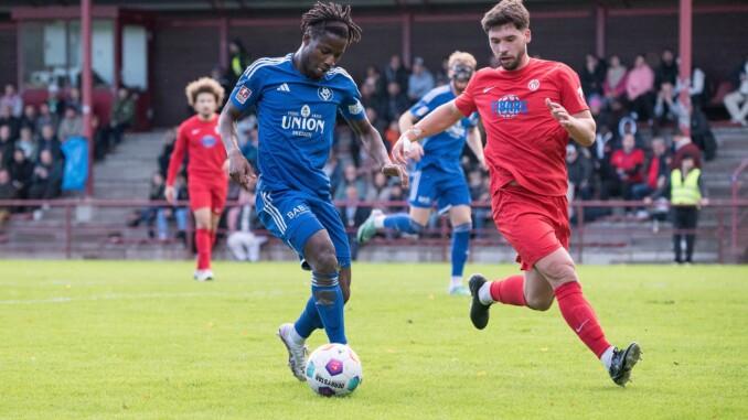 Für den Eimsbütteler TV, hier Bamo Karim Mohamed in Rot, geht es nach einem Jahr wohl wieder zurück in die Oberliga. (Foto: Lobeca/Seidel)