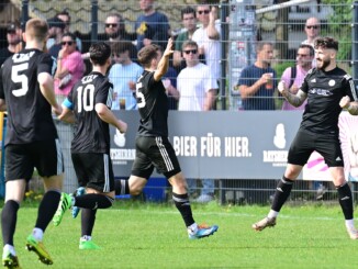 Der ETSV bejubelt das 1:0 von Niklas Kiene (rechts) und drei Punkte bei Altona 93. (Foto: Lobeca/Hannig)