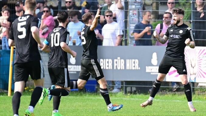 Der ETSV bejubelt das 1:0 von Niklas Kiene (rechts) und drei Punkte bei Altona 93. (Foto: Lobeca/Hannig)