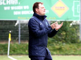 Trainer Sascha Bernhardt freut sich über die Verlängerungen von Brian Jungjohann (links) und Sönke Meyer (rechts). (Foto: SCV/hfr)