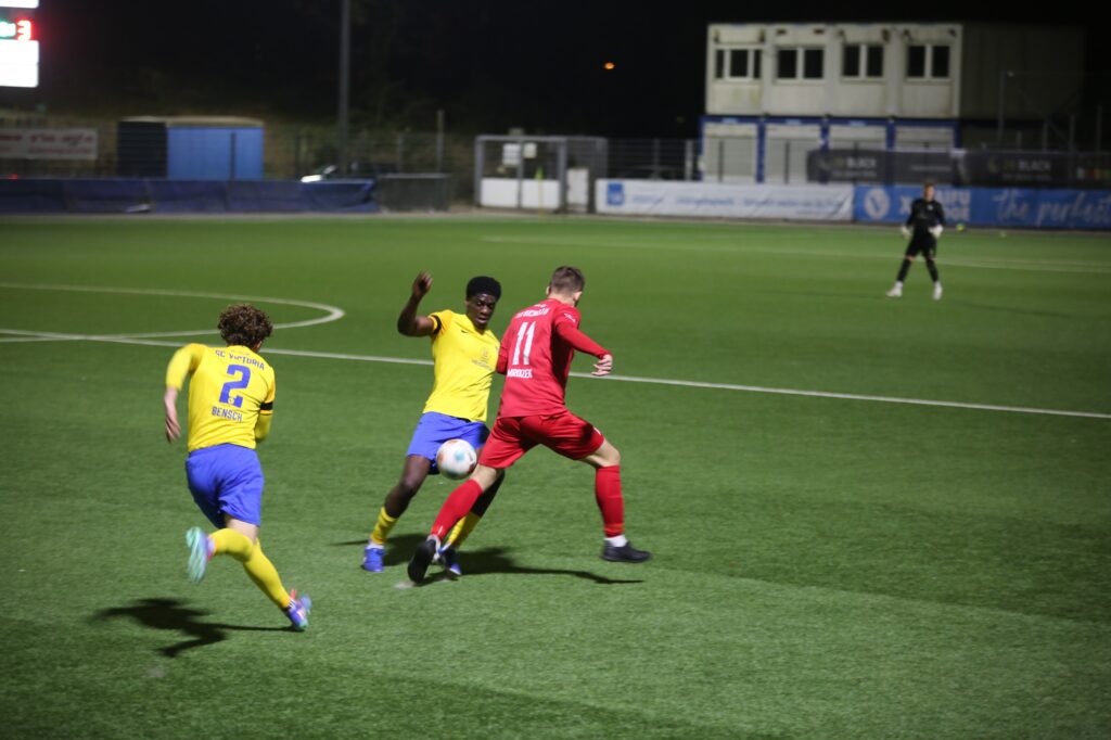 Viele Zweikämpfe, viele Chancen, viele Tore: der SC Victoria und Buchholz 08 lieferten sich einen offenen Schlagabtausch. (Foto: B08/Burgemeister/hfr)