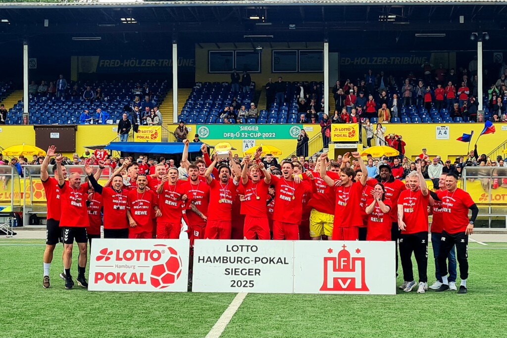 Eintracht Norderstedt bejubelt den Pokalsieg. (Foto: Niklas Runne)