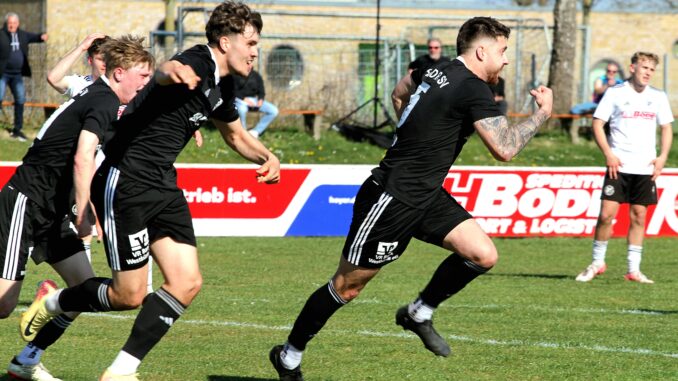 Der Heider SV jubelt über den Heimsieg und darf nun hoffen. (Archivfoto: Niklas Runne)