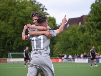 Jubel bei Curslack: trotz Niederlage darf der SVCN weiter auf den Aufstieg hoffen. (Foto: Lobeca)