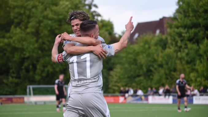 Jubel bei Curslack: trotz Niederlage darf der SVCN weiter auf den Aufstieg hoffen. (Foto: Lobeca)