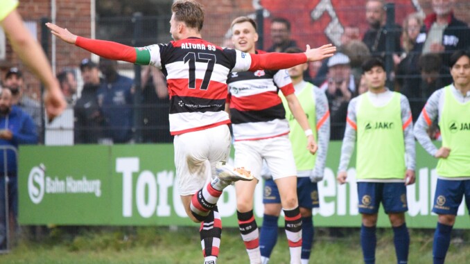 Da war die Welt in Ordnung: Rasmus Tobinski jubelt über sein 2:1. (Foto: Lobeca)