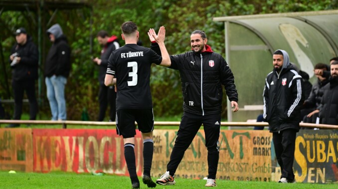 Tolga Odabas gelang in seinem ersten Trainerjahr der Klassenerhalt mit dem FC Türkiye. Er genießt das volle Vertrauen der Verantwortlichen. (Foto: Lobeca/Schlikis)