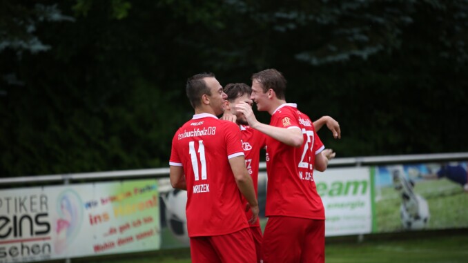 Jubel bei Buchholz 08: sieben Treffer bedeuten die Tabellenführung. (Foto: B08/Burgemeister)