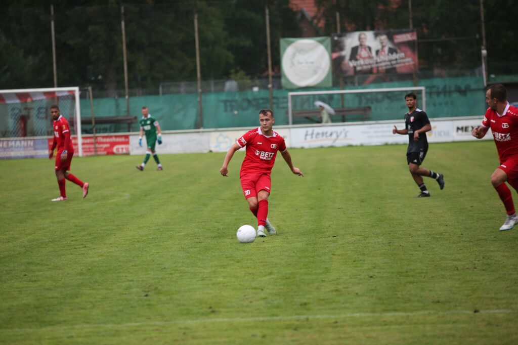 Rico-Leon Stahl und Buchholz 08 fahren mit Rückenwind an den Sachsenweg. (Foto: B08/Miriam Burgemeister)