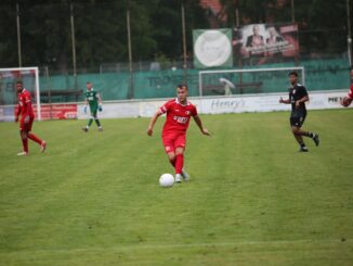 Rico-Leon Stahl und Buchholz 08 fahren mit Rückenwind an den Sachsenweg. (Foto: B08/Miriam Burgemeister)
