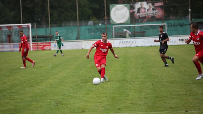 Rico-Leon Stahl und Buchholz 08 fahren mit Rückenwind an den Sachsenweg. (Foto: B08/Miriam Burgemeister)