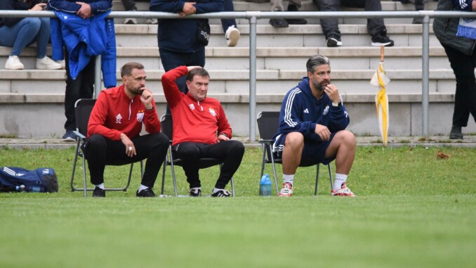 Özden Kocadal (rechts) und TuS Dassendorf stehen schon früh in der Saison unter Druck. (Foto: Lobeca/Seidel)