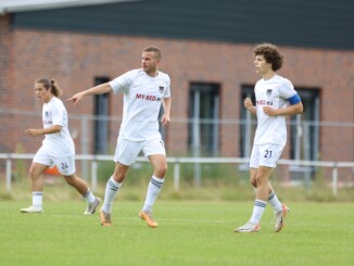 Kristof Kurczynski (Bild Mitte) erlebt seinen dritten Frühling und trifft dreifach für Dassendorf. (Archivfoto: Lobeca/Pfaff)
