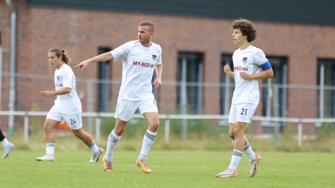 Kristof Kurczynski (Bild Mitte) erlebt seinen dritten Frühling und trifft dreifach für Dassendorf. (Archivfoto: Lobeca/Pfaff)