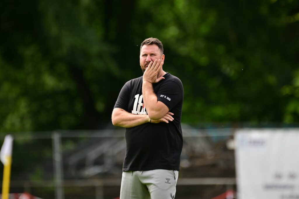 Der skeptische Blick von Erdinc Örün ist eigentlich unnötig: HT 16 ist nach dem 4:1 in Buchholz bester Aufsteiger. (Archivfoto: Lobeca/Schlikis)