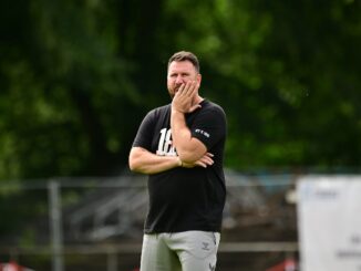 Auch wenn Trainer Erdinc Örün hier skeptisch schaut: HT 16 ist bester Aufsteiger und erfüllt die eigenen Erwartungen. (Foto: Lobeca/Schlikis)