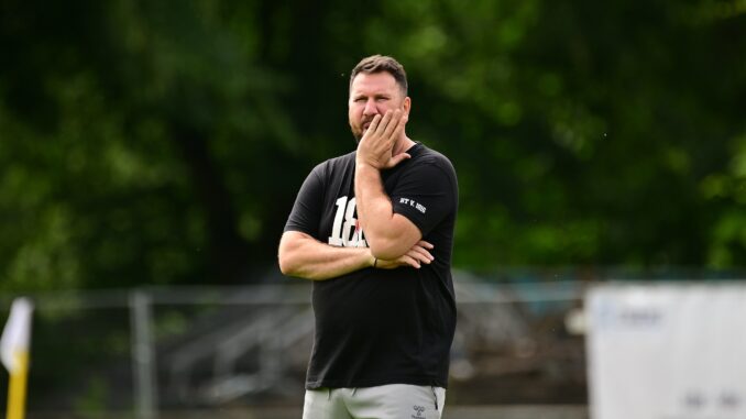 Auch wenn Trainer Erdinc Örün hier skeptisch schaut: HT 16 ist bester Aufsteiger und erfüllt die eigenen Erwartungen. (Foto: Lobeca/Schlikis)