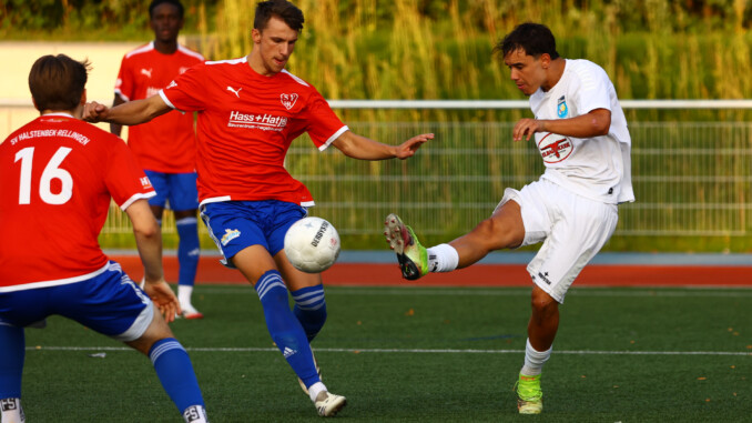 Olgherto Balliu (in weiß) war mit einem Doppelpack entscheidend am Harksheider Sieg beteiligt. (Foto: Lobeca/Homburg)