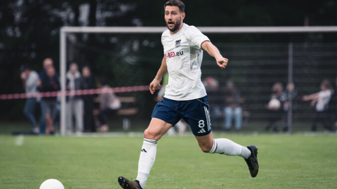 Henrik Dettmann und TuS Dassendorf empfangen den FC Türkiye. (Foto: Lobeca/Seidel)