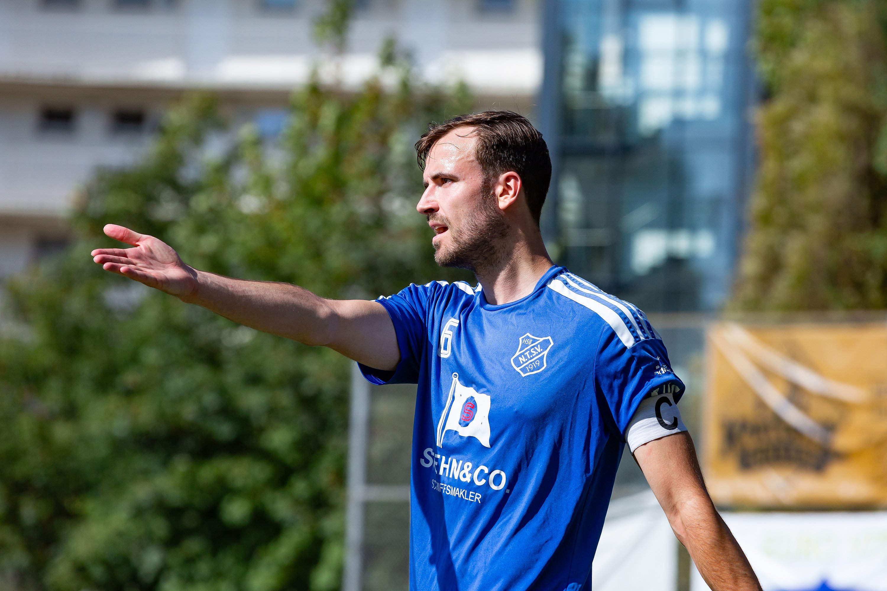 Ausgerechnet Routinier Fynn Huneke sorgte mit einem Eigentor für den nächsten Niendorfer Rückschlag. (Archivfoto: Lobeca/Rohlfs)