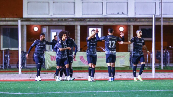 Der ETSV bejubelt den nächsten Sieg und die Rückkehr an die Tabellenspitze. (Foto: Lobeca/Homburg)