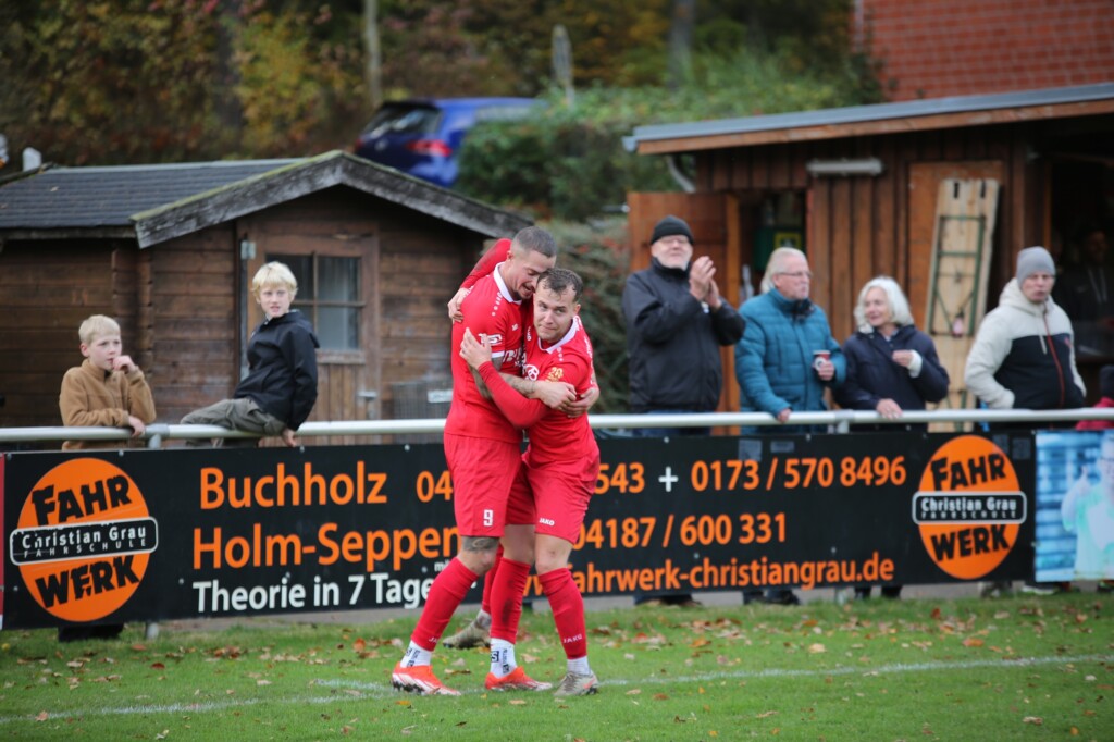 Buchholz jubelt über einen wichtigen Dreier gegen Halstenbek. (Foto: Miriam Burgemeister)