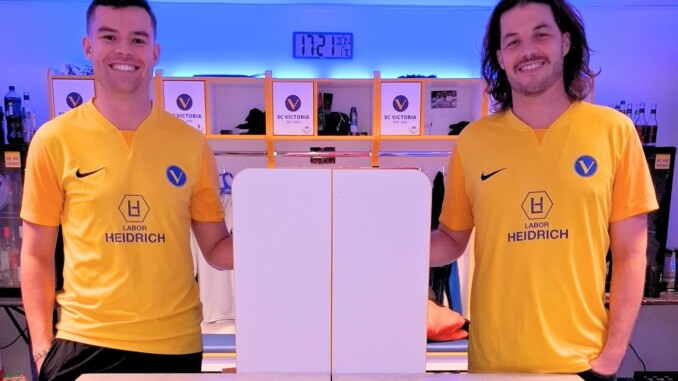 Trainer Sascha Bernhardt freut sich über die Verlängerungen von Brian Jungjohann (links) und Sönke Meyer (rechts). (Foto: SCV/hfr)