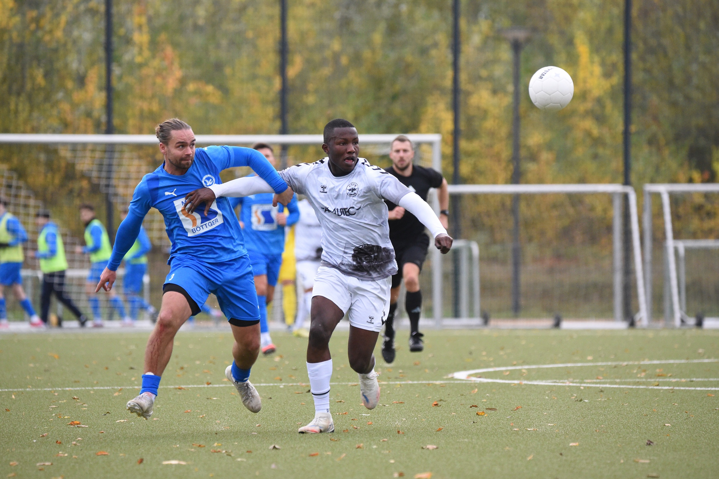 Der USC Paloma und der TSV (stellvertretend Buttler und Duah) lieferten sich einen harten Kampf ohne Sieger. (Foto: Lobeca/Seidel)