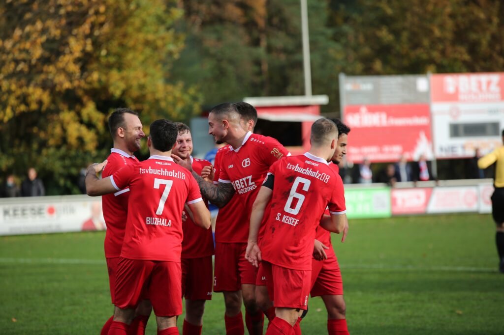 Buchholz jubelt über den zweiten Auswärtssieg der Saison. (Archivfoto: B08/Burgemeister)