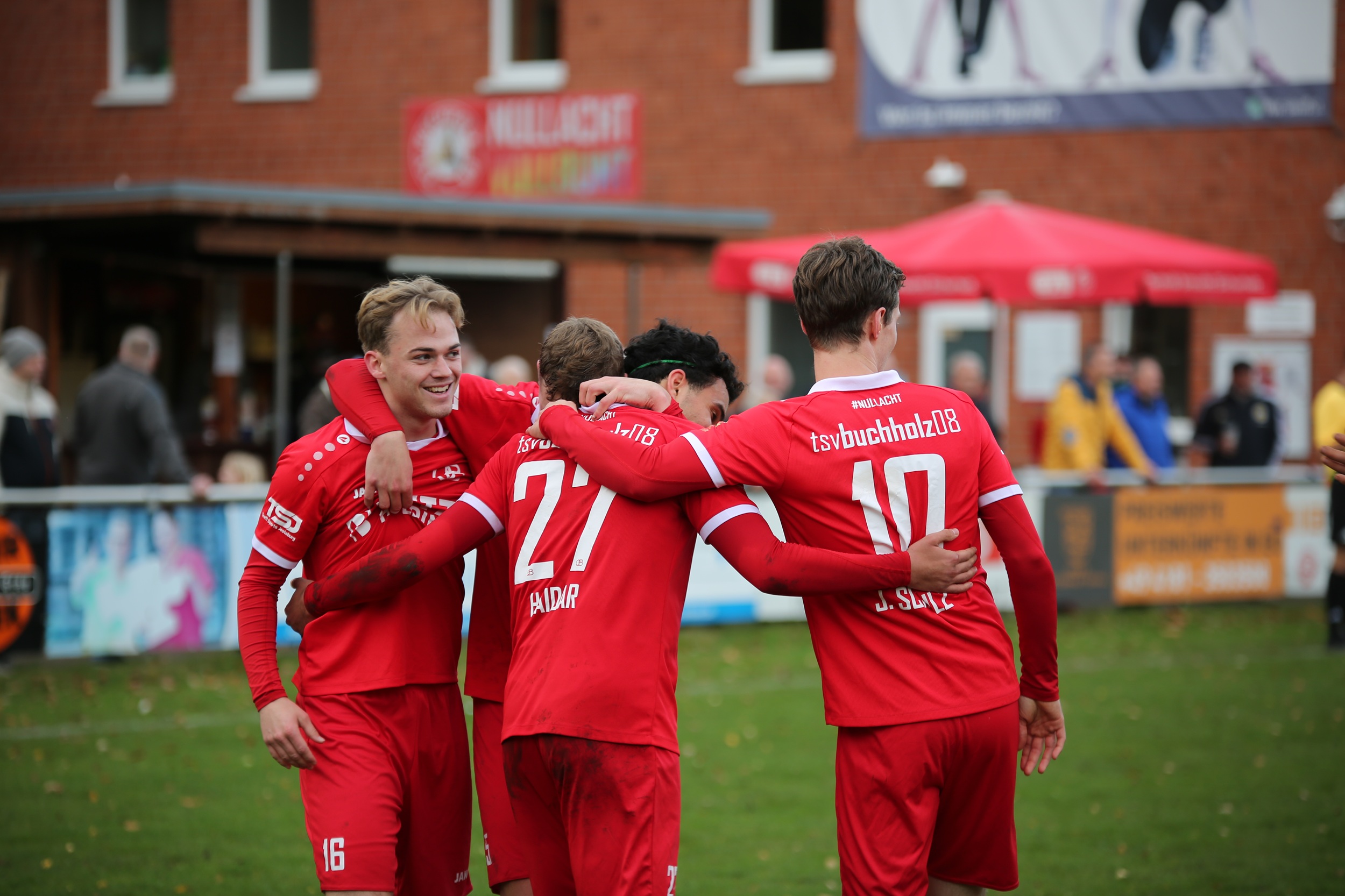 Buchholz 08 bejubelt den Sieg bei HT 16. (Archivfoto: B08/Burgemeister)