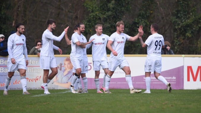 Dassendorf bejubelt den Erfolg gegen Niendorf und ist nun mit dem ETSV punktgleich. (Foto: Lobeca/Seidel)