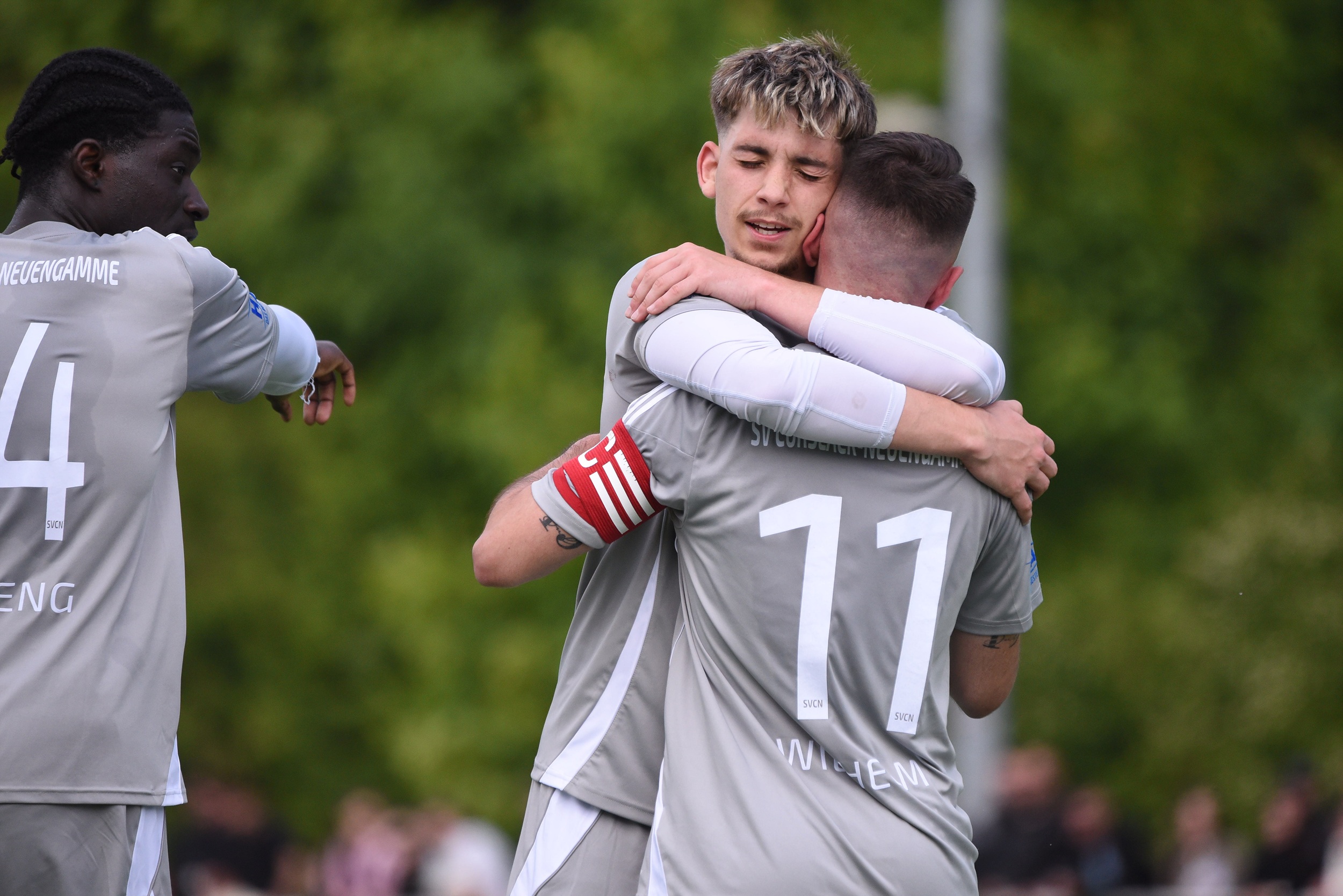 Torschütze Luca Winterfeld und Kapitän Witalij Wilhelm dürfen über Curslacks ersten Punktgewinn nach sechs Monaten jubeln. (Archivfoto: Lobeca/Seidel)