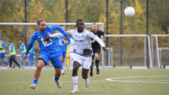Während Johann Buttler (links) zweimal für Paloma traf und diese den Rückstand auf Platz vier verkürzten, mussten Brandolf Duah und der ETSV einen Rückschlag im Titelkampf hinnehmen (Archivfoto: Lobeca/Seidel)