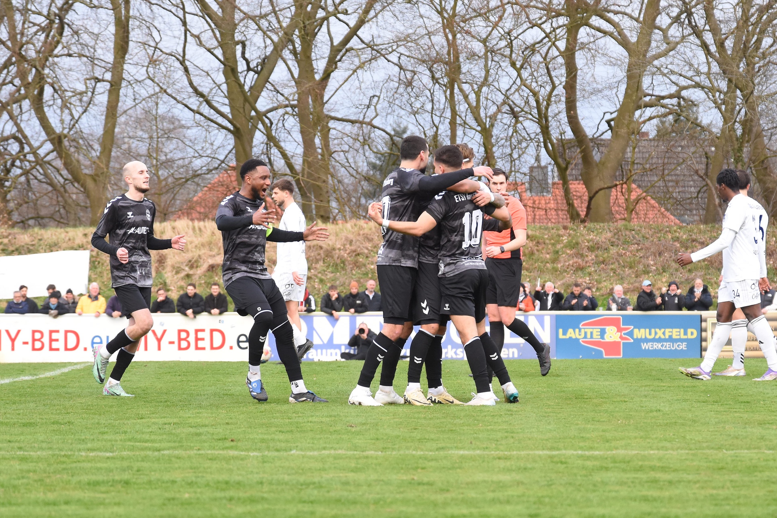 Der ETSV bejubelt den Siegtreffer von Nick Selutin und beendet die Titelträume von Dassendorf. (Foto: Lobeca/Seidel)