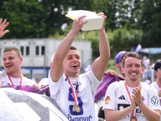 Der HEBC stemmt den Pokal der Saison 2025/26 in die Lüfte. (Foto: Lobeca/Seidel)