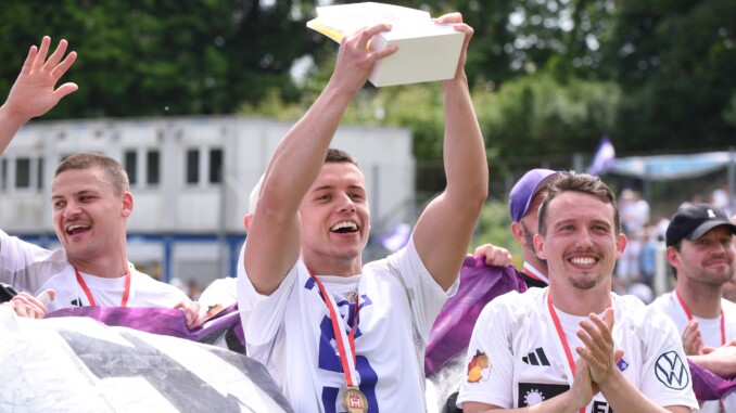 Der HEBC stemmt den Pokal der Saison 2025/26 in die Lüfte. (Foto: Lobeca/Seidel)