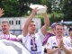 Der HEBC stemmt den Pokal der Saison 2025/26 in die Lüfte. (Foto: Lobeca/Seidel)